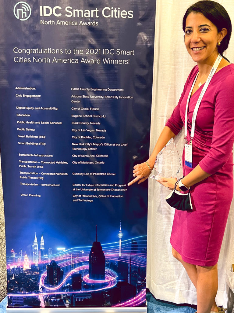 Dr. Mina Sartipi pointing to an IDC Smart Cities banner